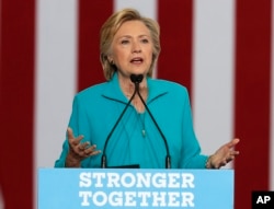 ຜູ້ສະໜັກເປັນປະທານາທິບໍດີສະຫະລັດສັງກັດພັກ Democrat ຂອງທ່ານນາງ Hillary Clinton ກ່າວຖະແຫຼງການໃນເມືອງ Reno, Nevada, 25 ສິງຫາ, 2016.