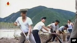 북한 조선중앙TV는 12일 노동자들이 북부지대 홍수피해지역에 대한 복구 지원에 나섰다고 보도했다.