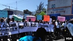 Mach nan Pòtoprens pou mande otorite lajistis ak lapolis pran responsablite yo nan rechèch pou jwenn foto-jounalis Vladjimir Legagneur (Foto: Mèkredi 28 mas 2018)
