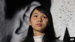 Agnes Chow, 21, anggota partai aktivis demokrasi Demosisto, yang didirikan oleh Joshua Wong, menghadiri unjuk rasa di Hong Kong, 28 Januari 2018. 