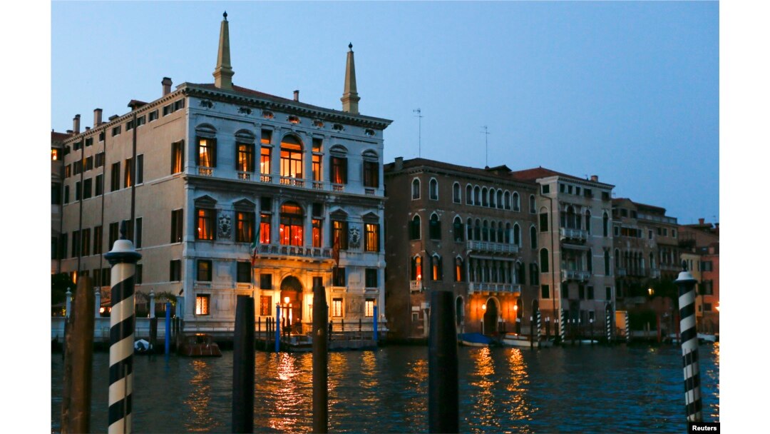 The entrance of the Aman hotel (L) on Venice's Grand Canal, where it is rumored U.S. Hollywood star George Clooney will celebrate his wedding with his fiancee Amal Alamuddin, is seen in Venice, Sept. 25, 2014.