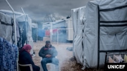 Pengungsi Irak Kurdi menyiapkan makan malam di kamp pengungsi Ritsona, tak jauh dari Chalcis, Yunani, sekitar 50 kilometer utara Atena, 10 Maret 2017.