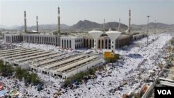Para jemaah Haji seluruh dunia berdoa di luar masjid Namira di Arafah (15 Nov 2010). Dari sekitar 2,5 juta jemaah Haji dari seluruh dunia, Indonesia akan memberangkatkan 221 ribu jemaah ke Tanah Suci tahun 2011 ini.