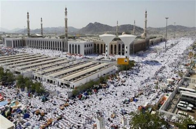 Para jemaah Haji seluruh dunia berdoa di luar masjid Namira di Arafah.