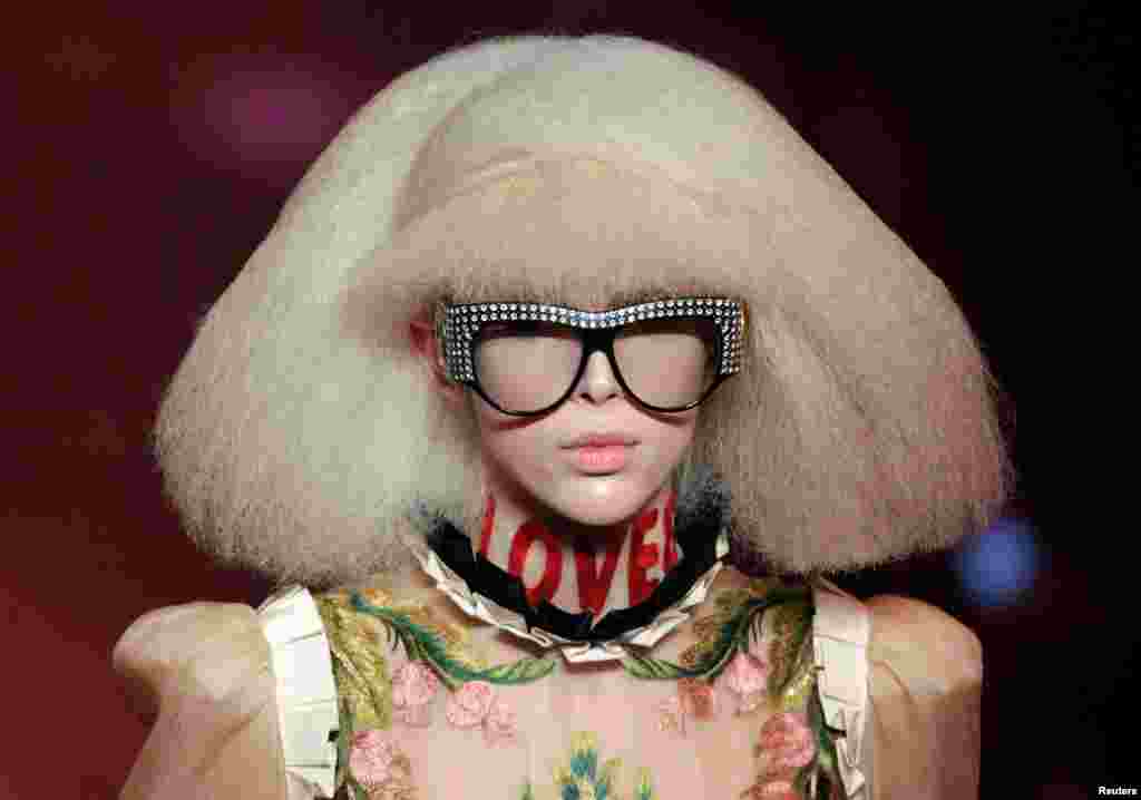 Modelo apresenta última criação da casa Gucci na semana da Moda em Milão, na Itália.