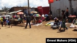 Certains vendeurs se sont livrés à leur activité malgré l’appel à la ville- morte à Bukavu, Sud-Kivu, 1er novembre 2017. (VOA/Ernest Muhero)