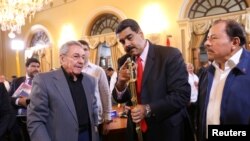 Raúl Castro, quien es la máxima autoridad en el partido comunista de Cuba, es señalado por Estados Unidos de apoyar al presidente en disputa de Venezuela, Nicolás Maduro.