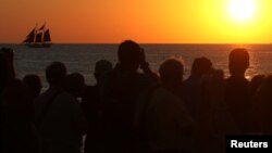 2017年2月5日人们在美国佛罗里达州基韦斯特拍摄日落。