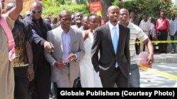 Le député Zitto Kabwe arrive devant la Haute-Cour avec son avocat et ses supporters à Dar Es Salaam, le 7 janvier 2014.