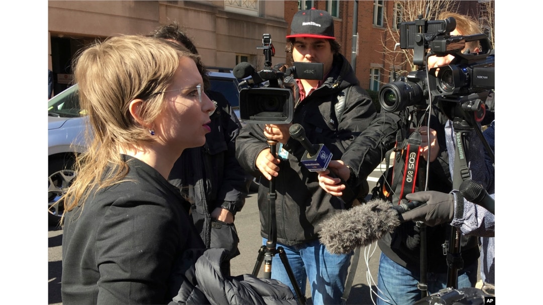 Arhiva - Chelesa Manning obraća se medijima ispred federalnog suda u Aleksandriji. Bivšem analitičaru vojne obavještajne službe naloženo je da ode u zatvor 8. marta 2019 zbog odbijanja da svjedoči pred Velikom porotom u Virginiji u sklopu istrage protiv WikiLeaksa.