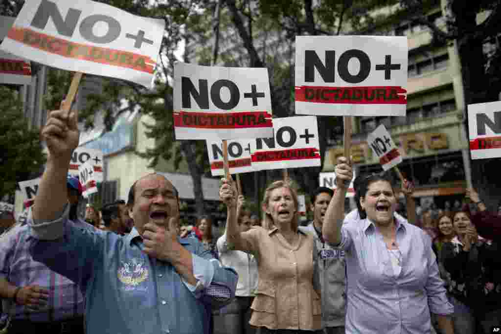 تظاهرکنندگان با شعارهای &laquo;دیکتاتوری دیگر بس است&raquo; در کاراکاس