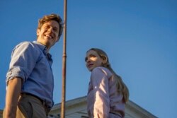 Aktor James Norton (kiri) dan Amanda Seyfried (kanan) dalam sebuah adegan di film "Things Heard And Seen" (Anna Kooris/Netflix via AP)