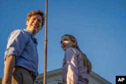 Aktor James Norton (kiri) dan Amanda Seyfried (kanan) dalam sebuah adegan di film "Things Heard And Seen" (Anna Kooris/Netflix via AP)