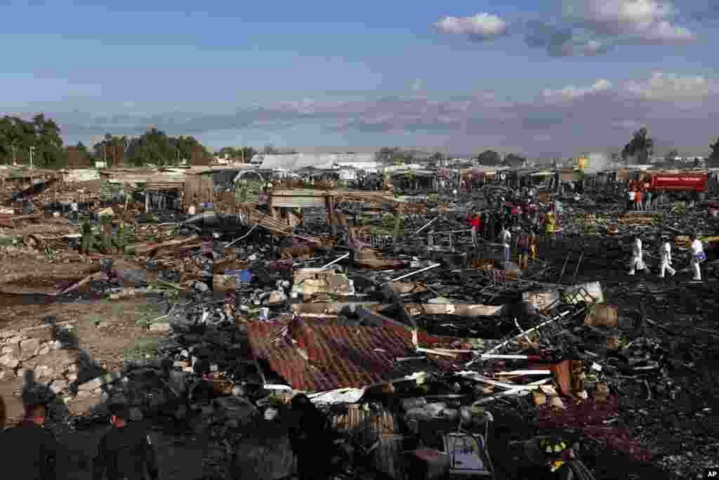 اثرات انفجار سه&zwnj; شنبه در بازار آتش بازی در شهر تولتپک در مکزیک. در این انفجار، ده&zwnj;ها کشته و بیش از ۷۰ نفر دیگر زخمی شدند.