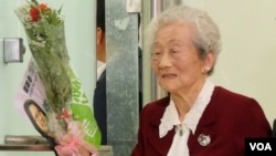102岁的老妇蔡瑞云（美国之音包小祥拍摄）