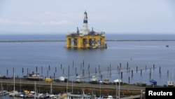 美國華盛頓州安吉利斯港內矗立一個殼牌石油公司鑽井平台 （2015年5月12日）
