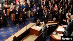 한국 박근혜 대통령이 8일 미국 의회에서 연설한 가운데, 기립박수로 박 대통령을 맞이하는 미국 의원들.