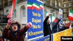 Người dân tuần hành ủng hộ các cuộc biểu tình chống chính phủ ở Iran bên ngoài Phố Downing Street ở London, Anh, hôm 13/1.