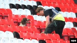 Cотрудник со служебной собакой исследуют трибуны стадиона на матче «Манчестер Юнайтед»-«Борнмут». Манчестер. Великобритания. 15 мая 2016 г.