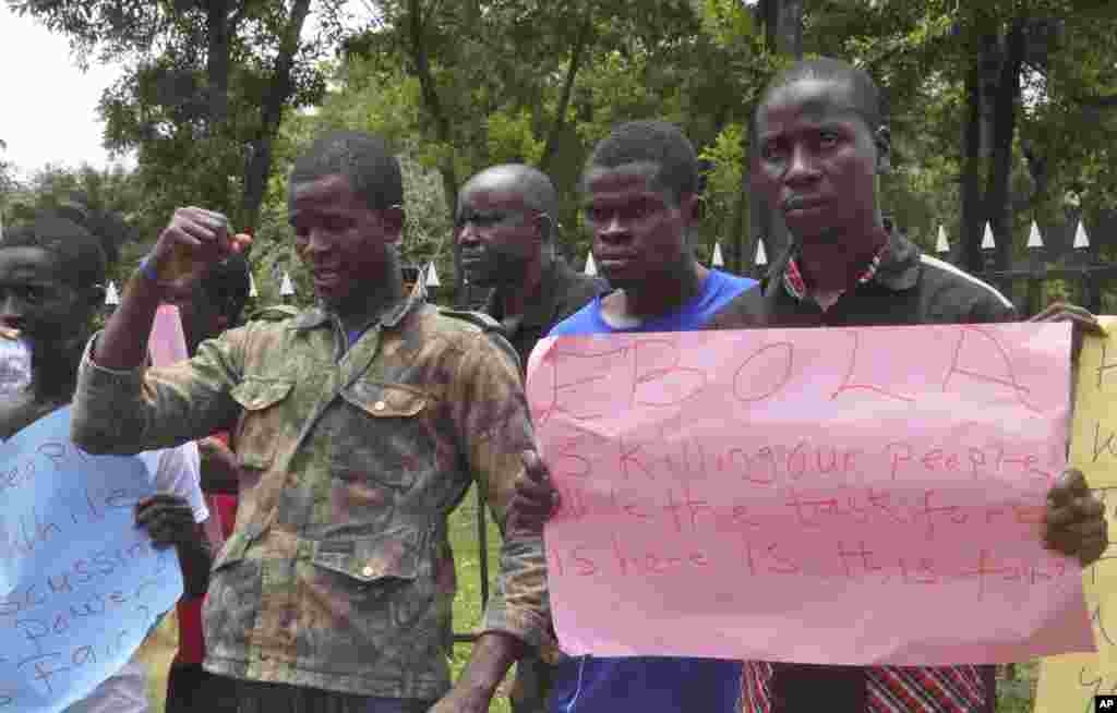 지난 23일 라이베리아 몬로비아의 하원 건물 앞에서 정부의 에볼라 퇴치 노력 부족을 비난하는 시위를 벌이고 있다.