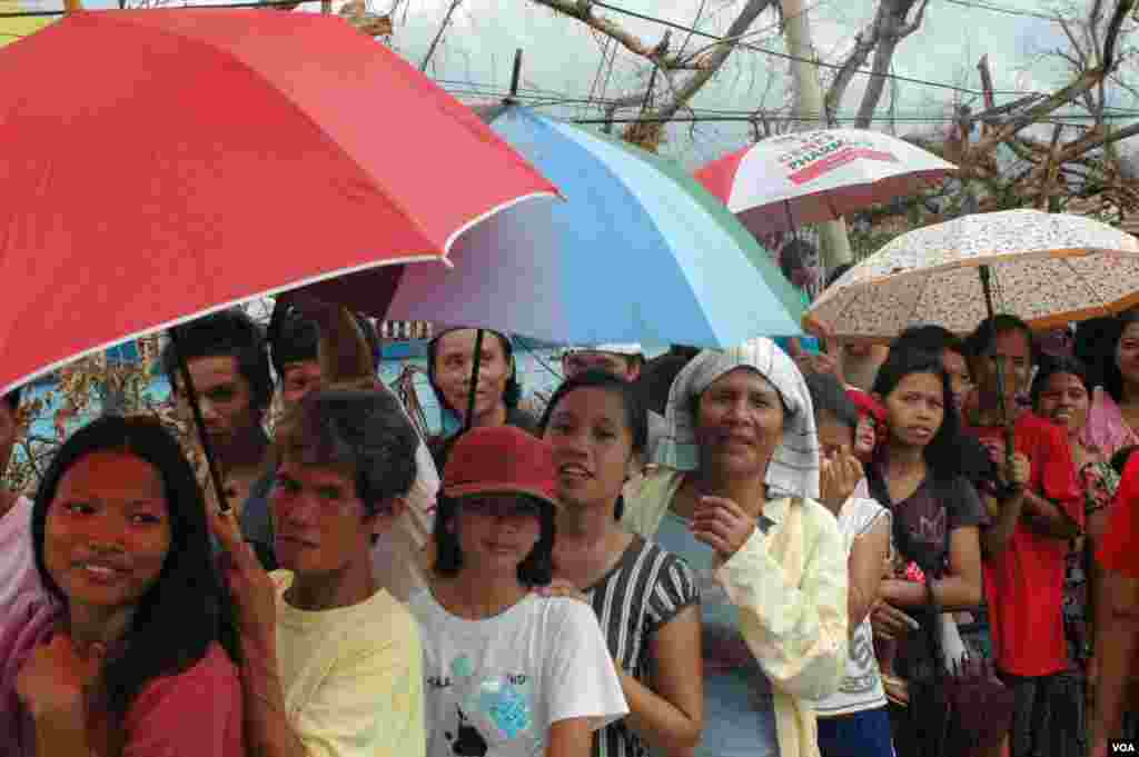Survivors in Ormoc lined up to get relief supplies, Philippines, Nov. 17, 2013. (Steve Herman/VOA)