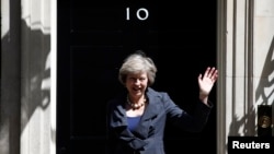 테레사 메이 신임 영국 총리가 취임 전날인 12일 내무장관 자격으로 런던 다우닝 10번가에서 열린 국무회의에 참석한 뒤 기자들에게 손을 흔들고 있다.

