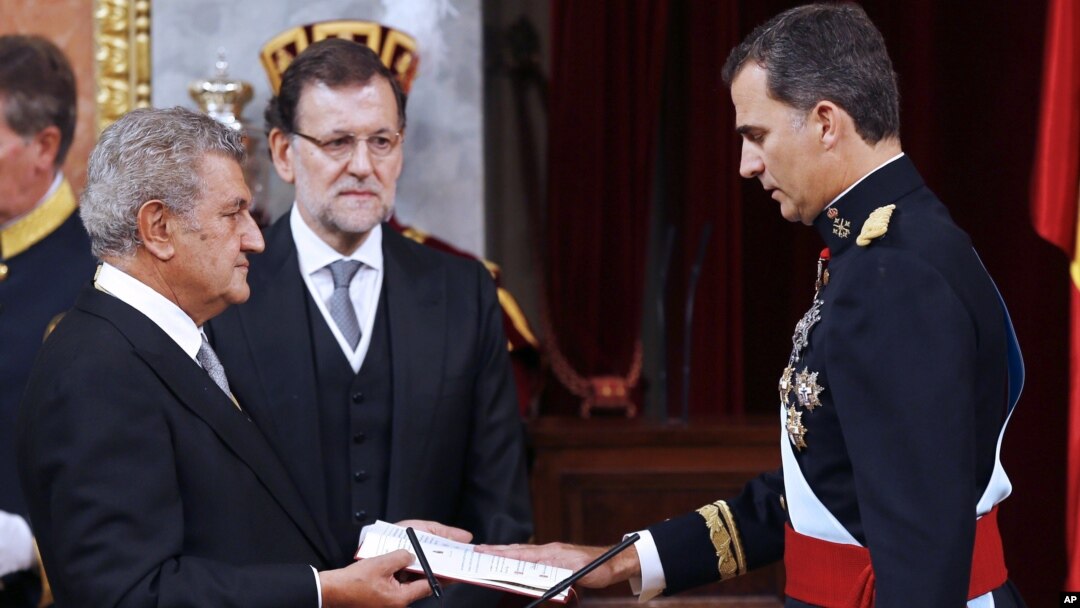 King Felipe VI of Spain appearing at the balcony of the Royal