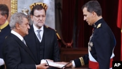 Spain's King Felipe VI, right, is sworn in as the new Spanish King during ceremony at the Spanish parliament in Madrid, Spain, June 19, 2014. 
