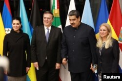 El presidente de Venezuela, Nicolás Maduro, posa junto al canciller de México, Marcelo Ebrard, en México, durante una visita para asistir a la Cumbre de la CELAC, el pasado fin de semana.