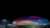 O Estádio de Gelo do Bolshoi iluminado à noite, em Sochi