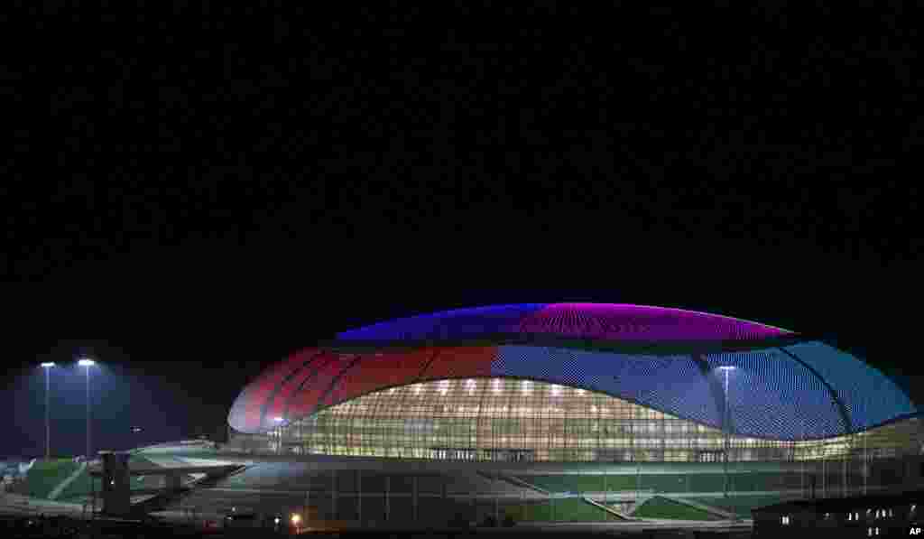 O Estádio de Gelo do Bolshoi iluminado à noite, em Sochi