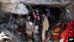Người dân tìm kiếm những người sống sót dưới đống đổ nát của một ngôi nhà bị phá hủy bởi cuộc không kích do Ả Rập dẫn đầu đã giết chết một đạo diễn truyền hình, vợ và ba người con của anh ta ở Sanaa, Yemen, thứ Tư 10 tháng 2 năm 2016.