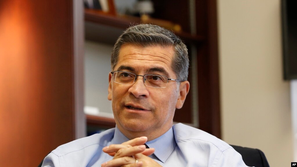 El fiscal general de California, Xavier Becerra, en entrevista con AP en Sacramento, el 10 de octubre de 2018.