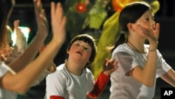 一个患有唐氏综合症的孩子（中）在一个为有残疾的孩子举办的音乐会上参加演出（资料图片）