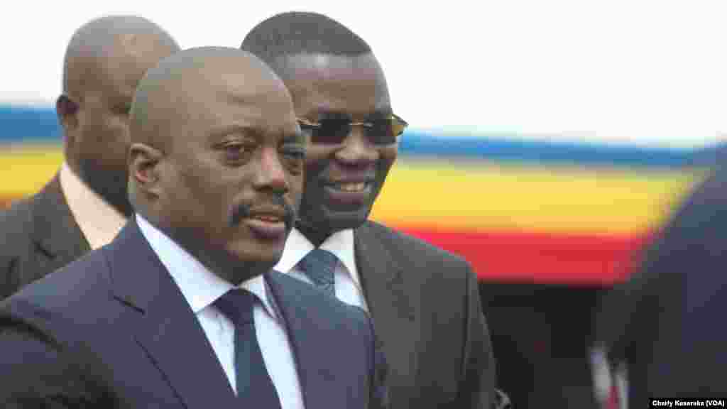 Le président Joseph Kabila (à gauche) inaugure la piste réhabilitée de l'aéroport de Goma, accompagné du gouverneur Julien Paluku du Nord-Kivu (arrière-plan droite), le 3 aout 2015. (Charly Kasereka/VOA)