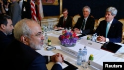 Menlu Iran Javad Zarif (kiri) bertemu Menlu AS John Kerry (kanan) bertemu Minggu (21/9) di sela-sela kesibukan sidang umum PBB di New York (foto: dok).