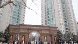 중국 베이징 요식업 종사자들이 22일 신종 코로나바이러스 감염 검사 시설 앞에 줄지어 차례를 기다리고 있다.