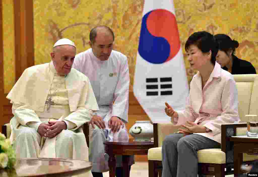 South Korean President Park Geun-Hye talks with Pope Francis at the presidential Blue House in Seoul, Aug. 14, 2014.