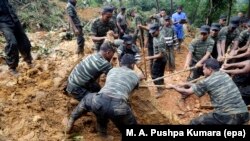 Les forces armées du Sri Lanka lors d'opérations de sauvetage dans la zone d'un glissement de terrain à Kalupahanawatte dans Bulathkohupitiya, 97 kms vers les collines du centre de Colombo, Sri Lanka, le 18 mai 2016.