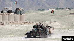 지난 4월 미군이 낭가르하르 판돌라 마을을 폭격한 후, 아프가니스탄 특수부대원들이 주변 지역을 순찰하고 있다. (자료사진)