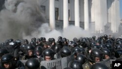 Protes anti otonomi di luar gedung parlemen Ukraina di Kyiv berubah menjadi rusuh hari Senin (31/8).