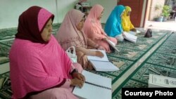 Perempuan dengan disabilitas sensorik di Kota Medan, Sumatra Utara, sedang membaca Alquran braille. (Courtesy: Persatuan Tunanetra Indonesia atau Pertuni)