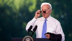Presidenti Biden vendos syzet e diellit në përfundim të konferencës për shtyp pas samitit
