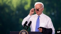 Presiden AS Joe Biden mengenakan kacamata hitamnya di akhir konferensi pers penutupnya selama KTT AS - Rusia di Jenewa, Swiss, Rabu, 16 Juni 2021. (Peter Klaunzer/Keystone via AP)