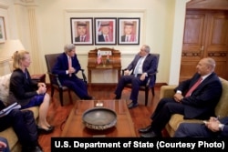 U.S. Secretary of State John Kerry, second from left, speaks with Jordanian Foreign Minister Nasser Judeh, second from right, before a bilateral meeting in Amman, Jordan, Feb. 21, 2016.