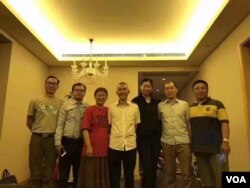 中国人权律师李和平获释回家后与亲友见面。（李和平亲友提供图片）
