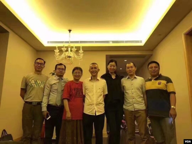 中国人权律师李和平获释回家后与亲友见面。(李和平亲友提供图片)