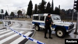 黑山共和国警察在美国大使馆前警戒