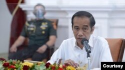 Presiden Joko Widodo dalam Rapat Terbatas di Istana Negara, Jakarta, Senin (16/11) mengimbau aparat penegak hukum untuk tegas menindak pelaku pelanggar protokol kesehatan (Biro Setpres).