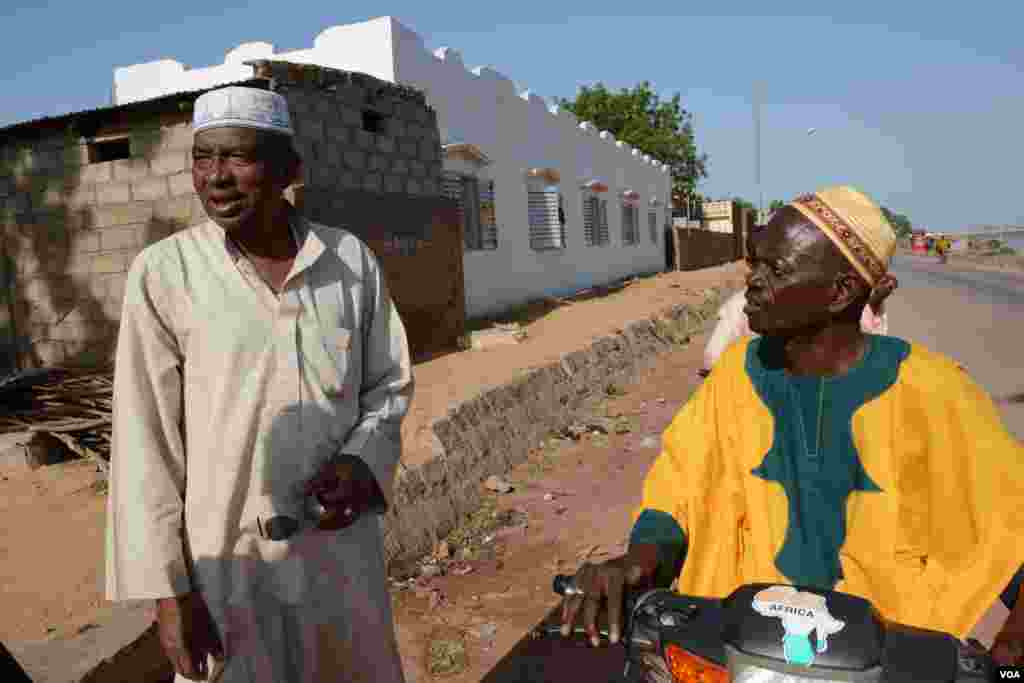 Ibrahim Sacko a été le premier conteur et un communicateur traditionnel à parler aux gens de la maladie mortelle qui jusqu&#39;ici a tué près de 5.000 personnes dans la région, Kayes, au Mali, le 6 novembre 2014. (Katarina Höije)